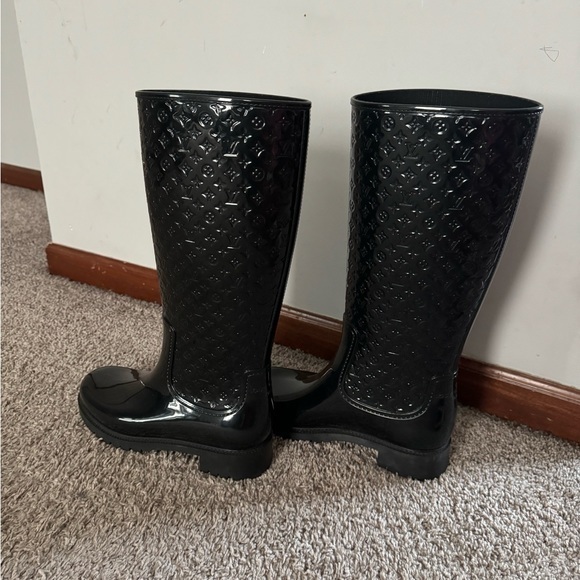 Louis Vuitton rain boot. - Picture 1 of 5
